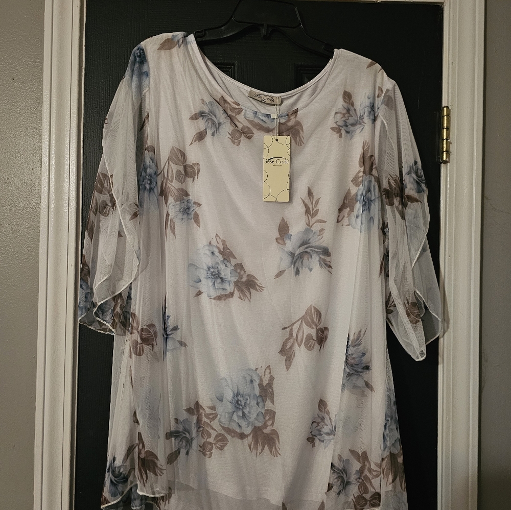 Sese Code Slit Sleeve Floral Top